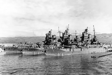 ニュー・メキシコ級戦艦 (右からアイダホ、ニュー・メキシコ、ミシシッピ 1943年12月 真珠湾)