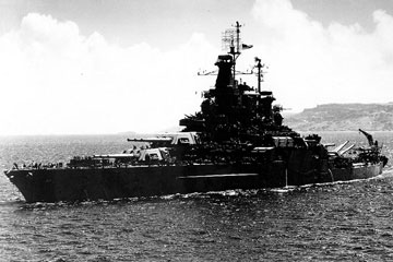 戦艦テネシー (1945年7月 沖縄・バックナー湾)