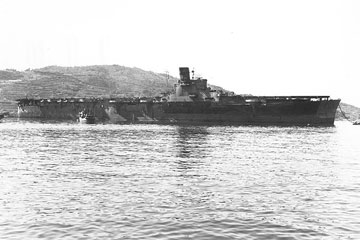 航空母艦隼鷹 (1945年秋 佐世保湾)