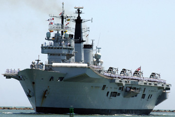 航空母艦インヴィンシブル (2004年5月20日 米ジャクソンヴィル港) photographed by USN