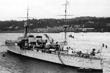 軽巡洋艦ラモット・ピケ (ブレスト港)